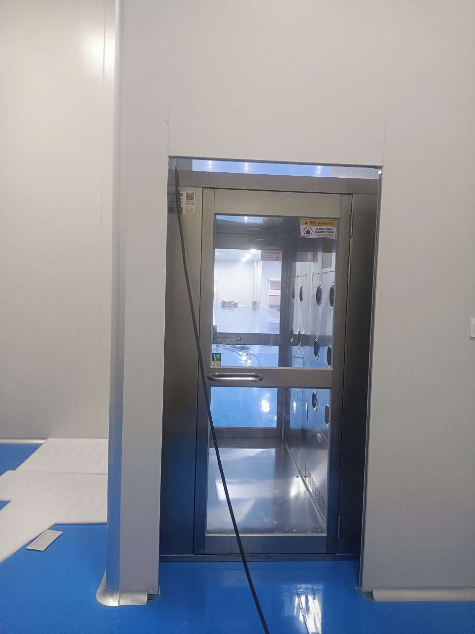 山東眾合凈化工程有限公司風淋室安裝現(xiàn)場